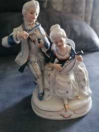 Lindo conjunto escultórico de casal em tons de azul e dourado