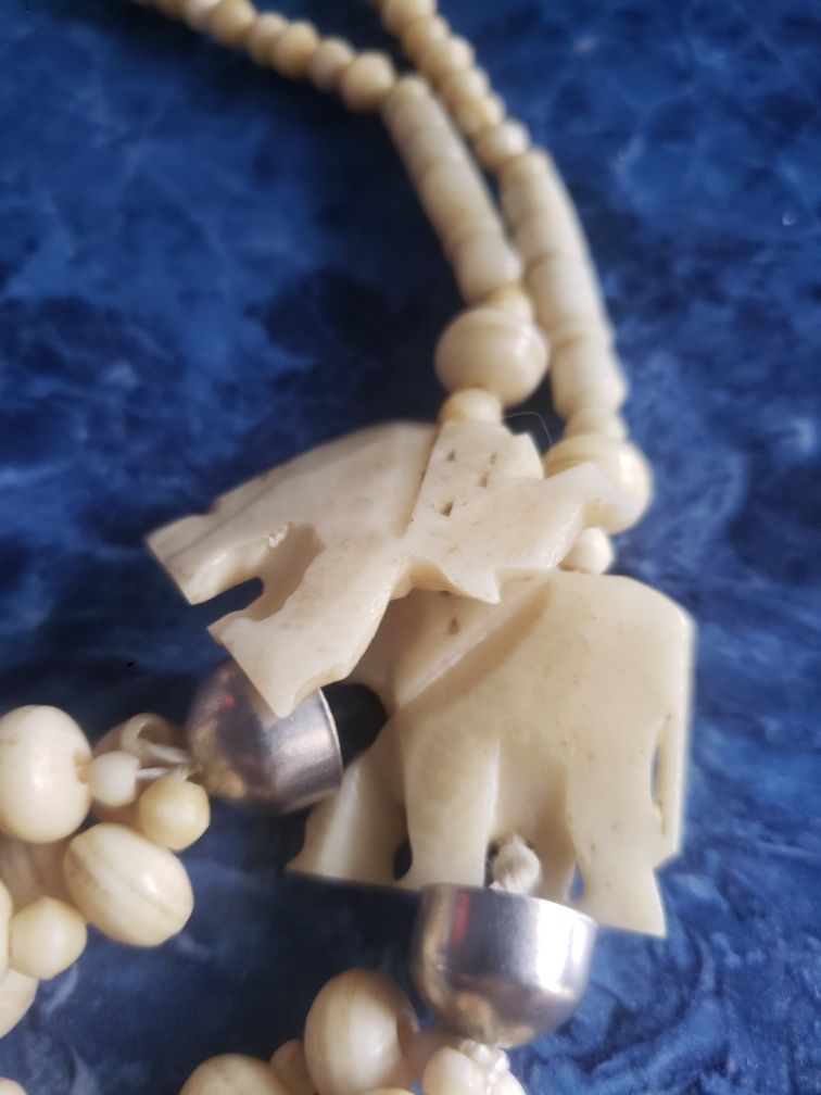 Старовинне намисто з слонової кістки.