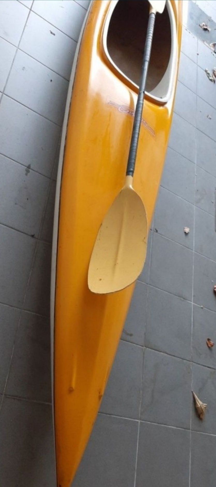 Kayak mais pagaia em bom estado. Kayak em fibra de vidro.