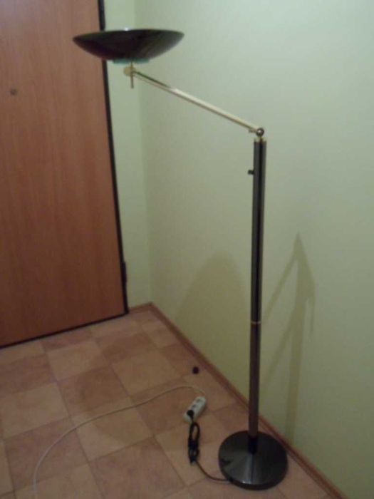Lampa stojąca łamana - metalowy klosz.