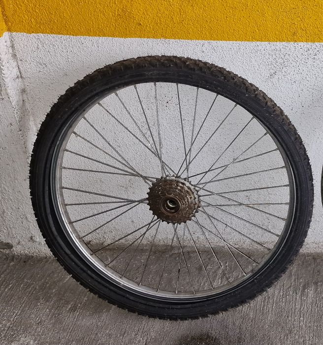 Vendo roda 24 traseira usada
