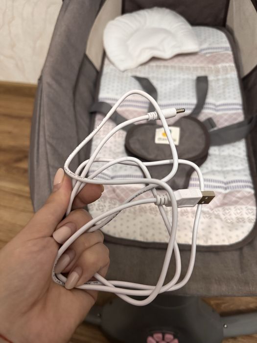 Заколисуючий центр батарейки/шнур