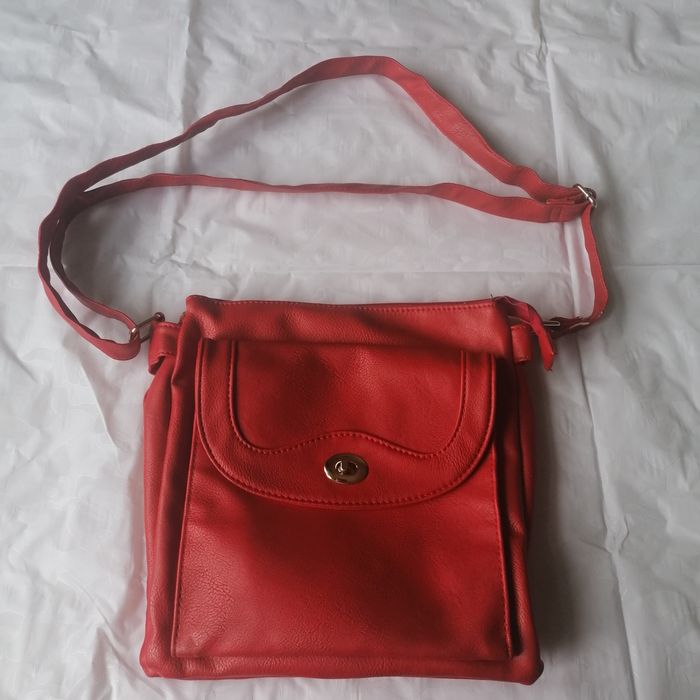 Torebka czerwona skóropodobna