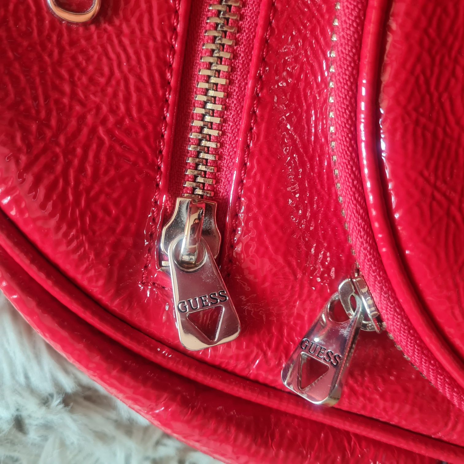 Guess new vibe HWPG77  czerwony lakierowany plecaczek mały plecak