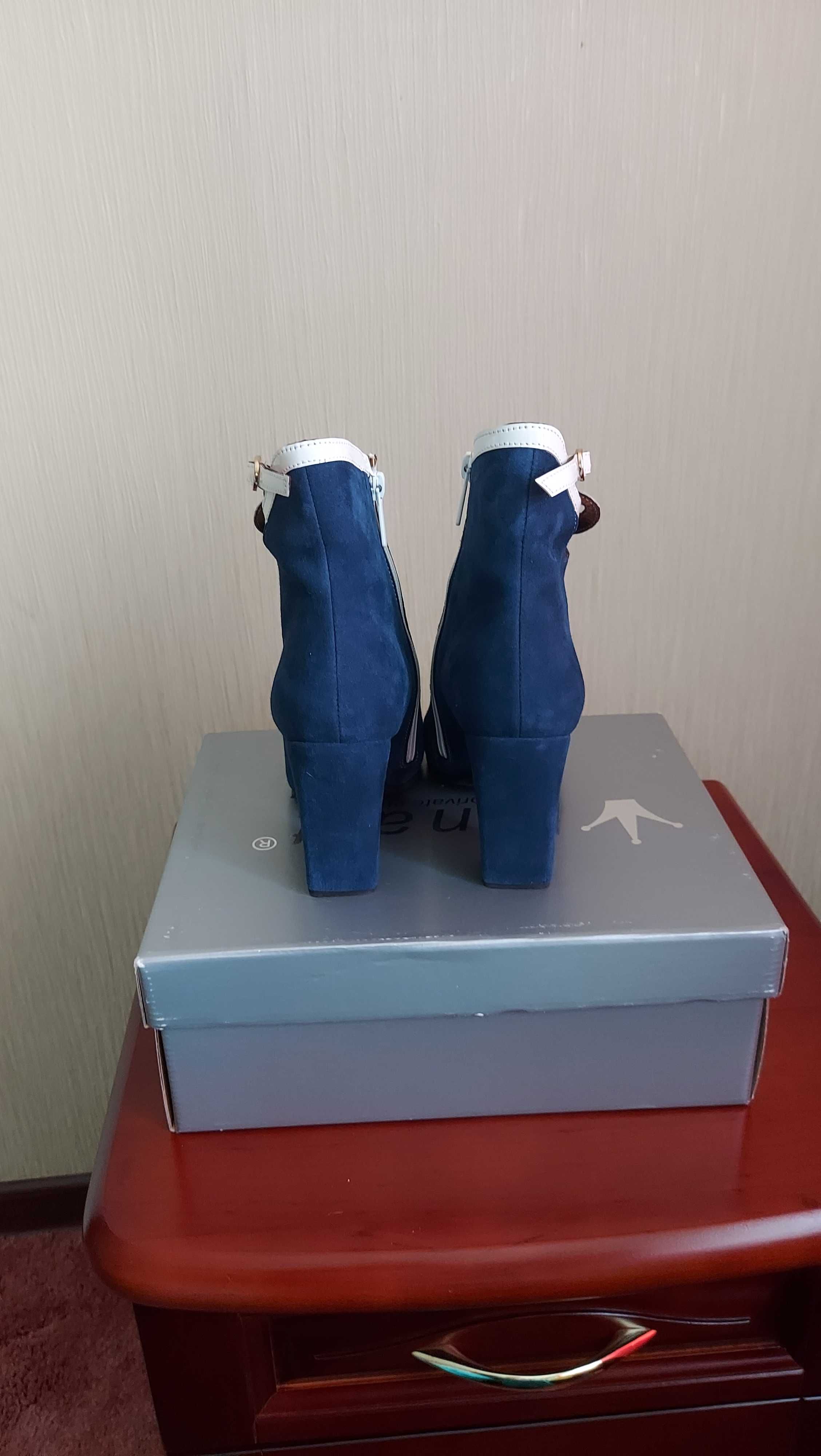 Продам женские ботинки