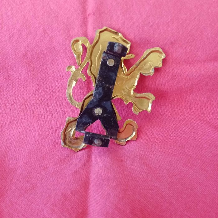 Símbolo peugeot em metal