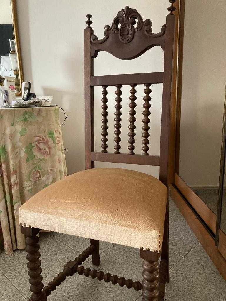 Conjunto cama, mesa de cabeceira (x2) e cadeiras (x2)