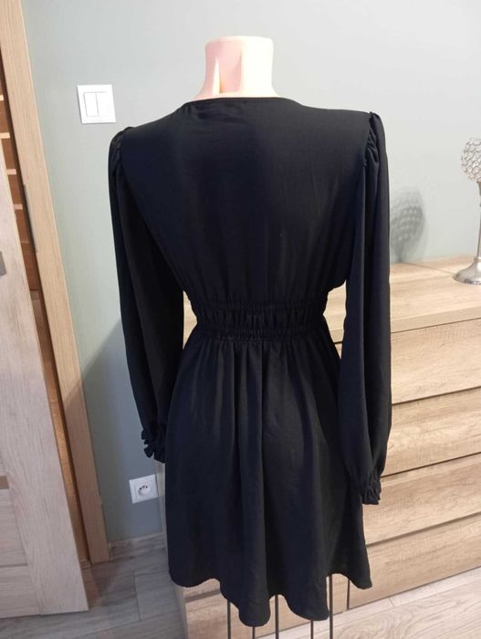 Sukienka czarna z dekoltem