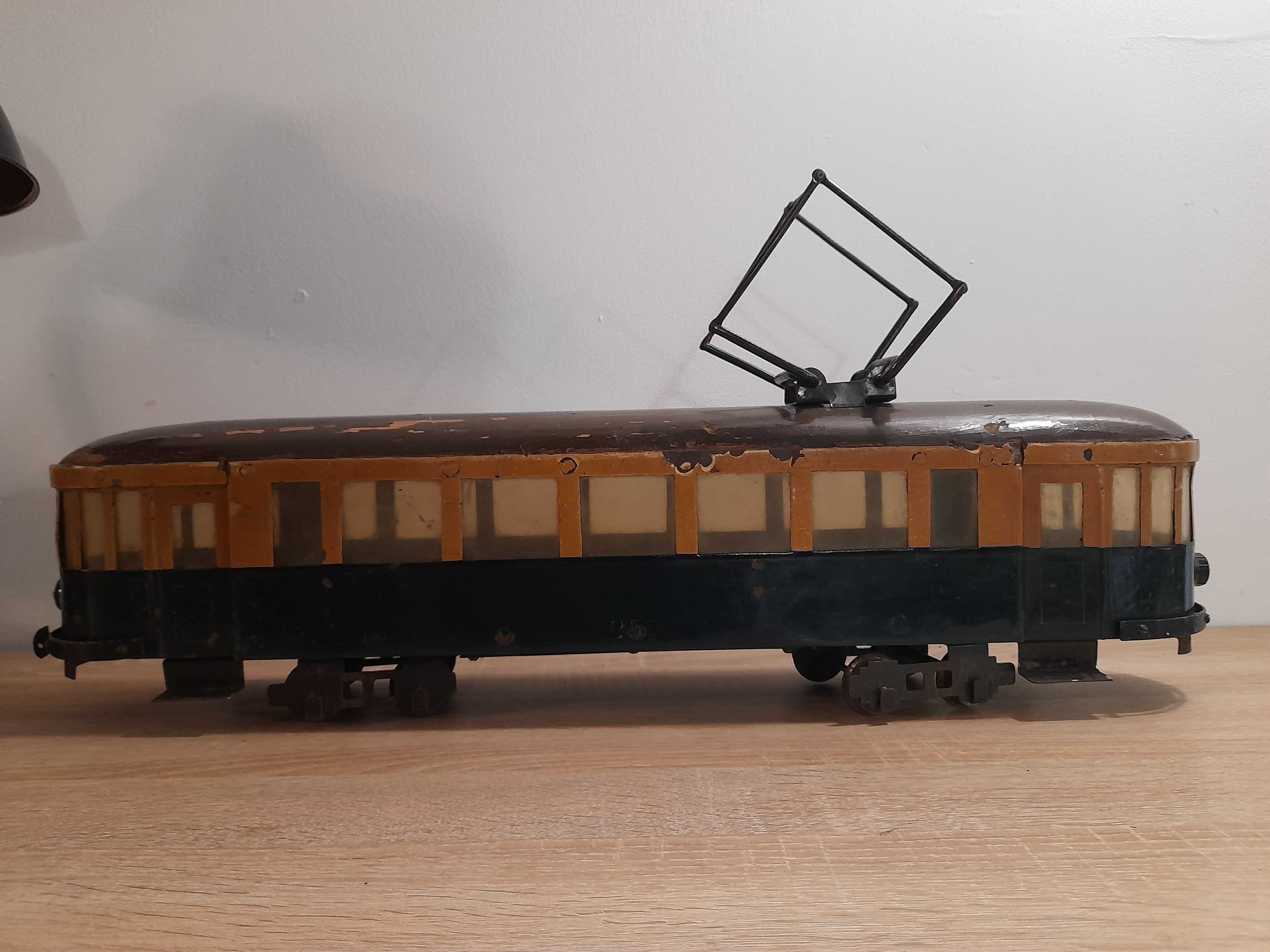 Stara duza zabawka tramwaj