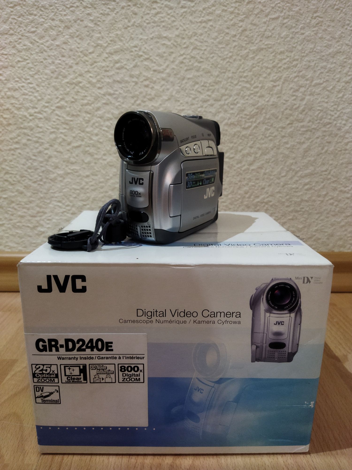 Відеокамера JVC GR-D240E