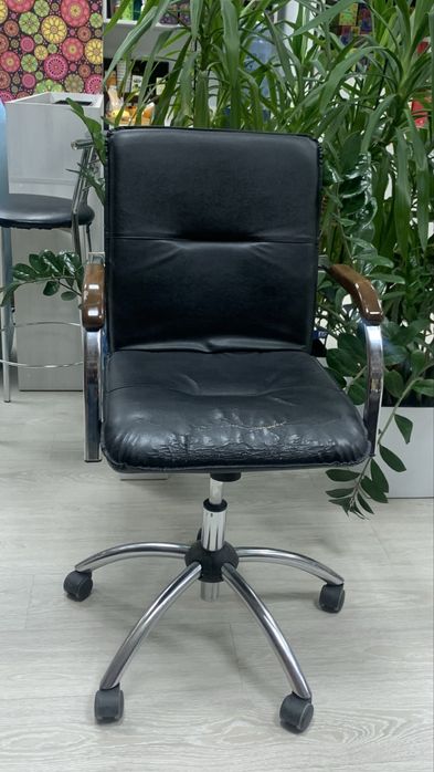 Офісне крісло в наяаності