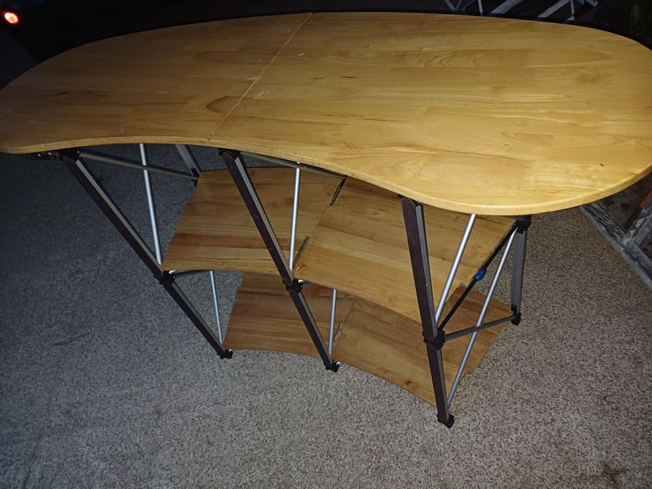 Mesa com prateleiras