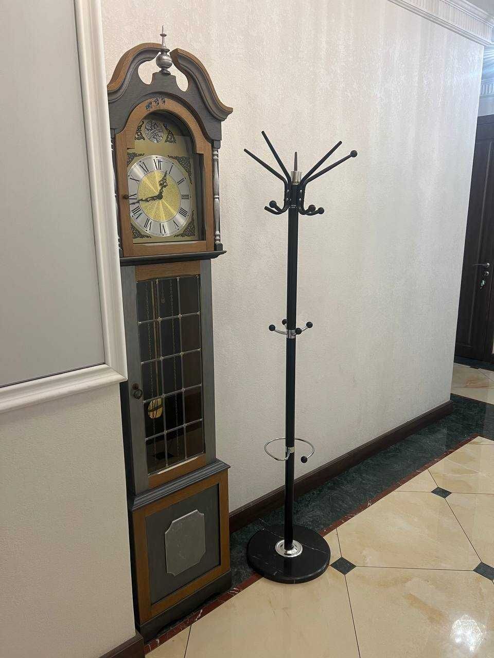 Напольные часы tempus fugit