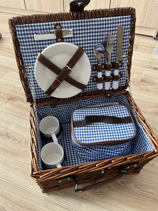 Koszyk piknikowy vintage z naczyniami wypelniony