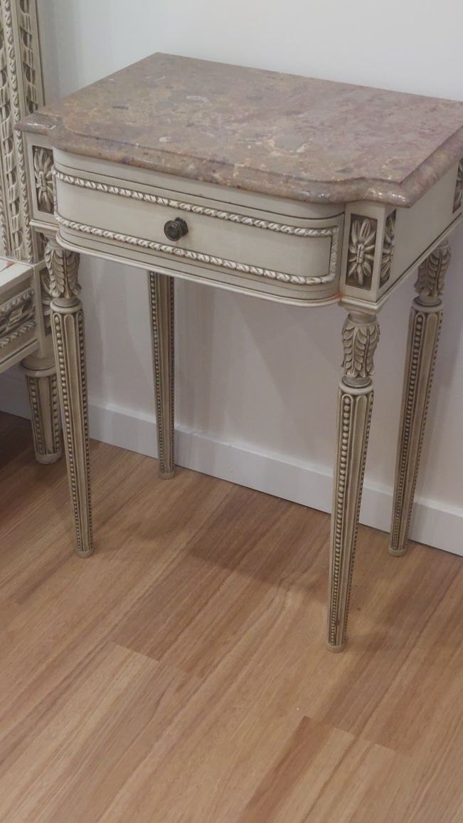 Cama de casal e mesa de cabeceira anos 70