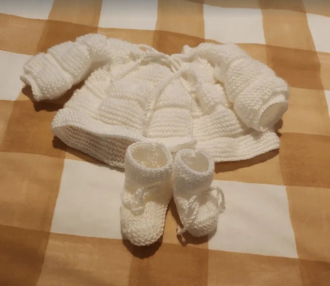 Vendo casaquinhos de bebé feitos à mão