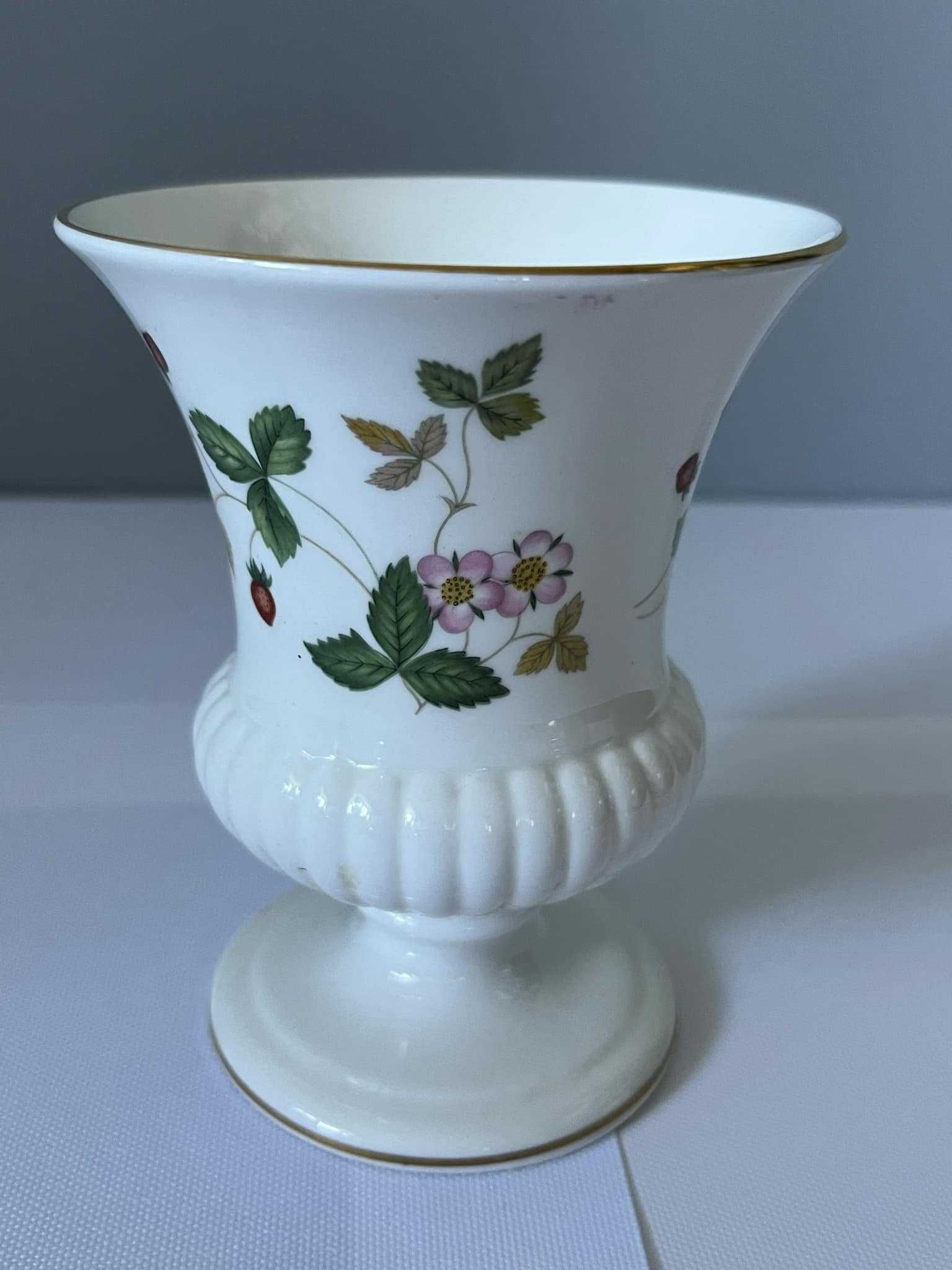 Porcelanowy wazonik truskawki poziomki Wedgwood