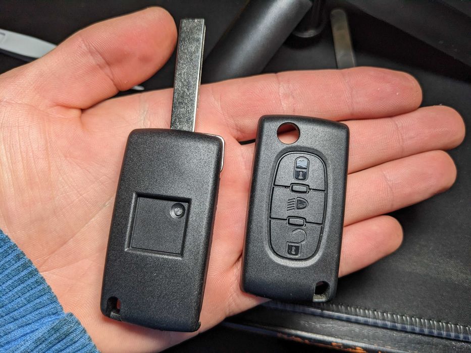 Викидний корпус ключа 3 кнопки Citroen Fiat Peugeot  CE0536