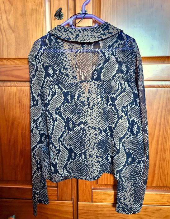 Camisa padrão cobra/ animal print com transparência Zara, tamanho XS