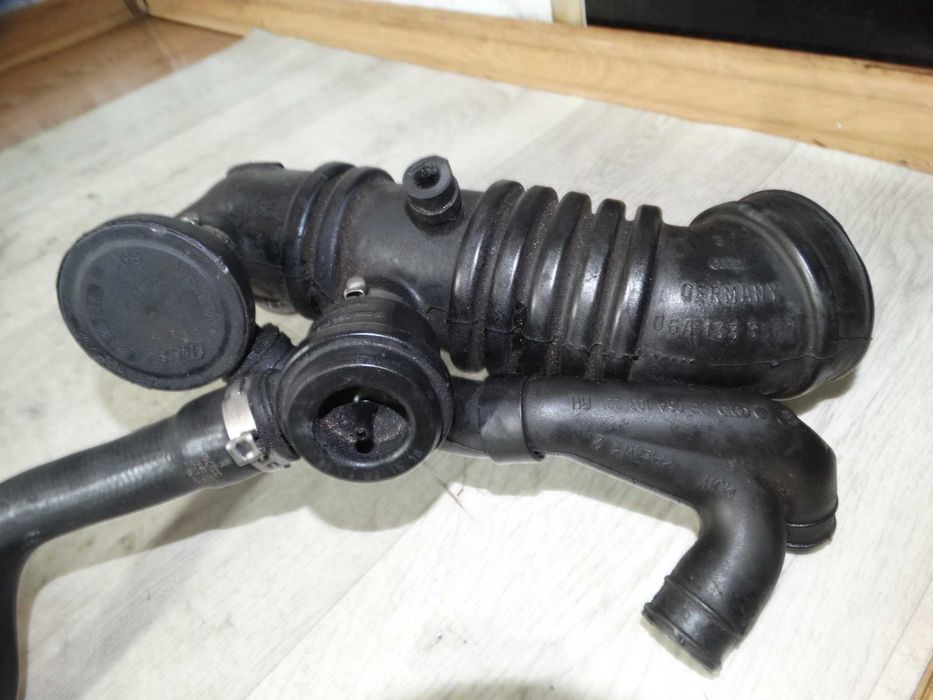 Патрубок повітряний Vw Golf 4 Skoda Octavia Audi A4 1.8T20V 06A133356H