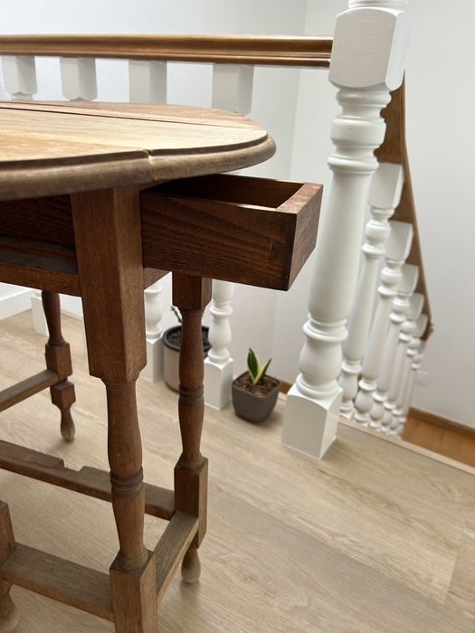 Conjunto de 4 cadeiras em madeira maciça e ofereço a mesa