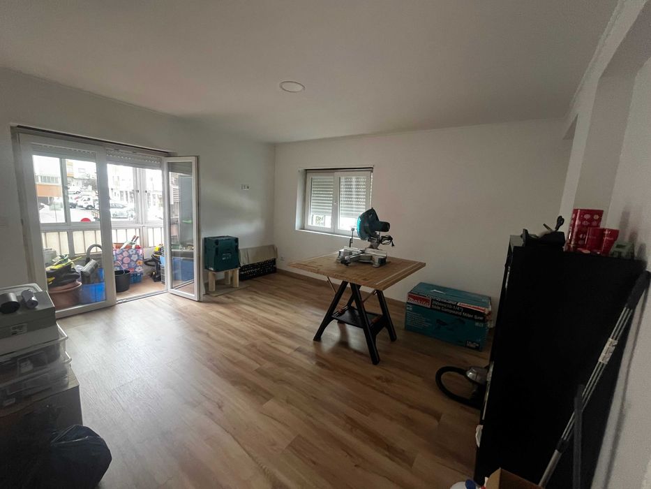 T2 Renovado em Queluz. Excelente localização.