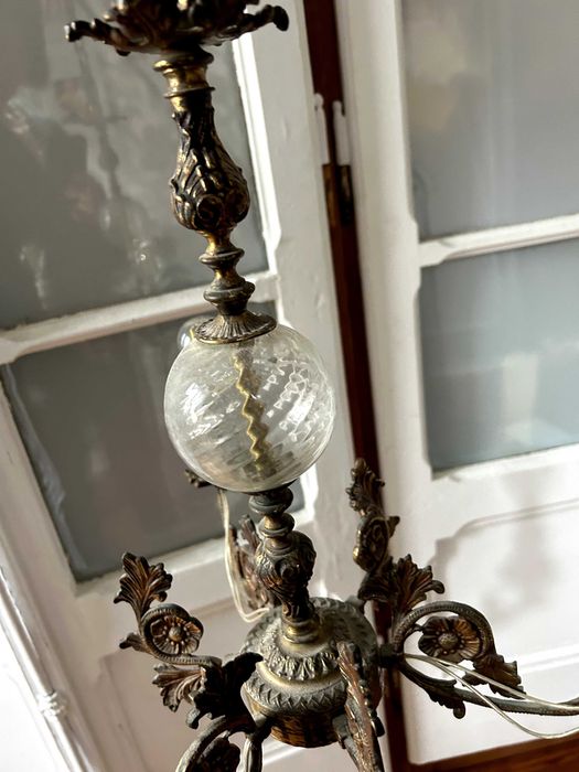 Candeeiro, lustre antigo de bronze e cristal ornamentado.