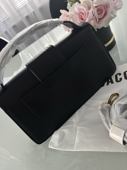 Jacquemus torebka czarna z dlugim paskiem zlote logo kopertowka