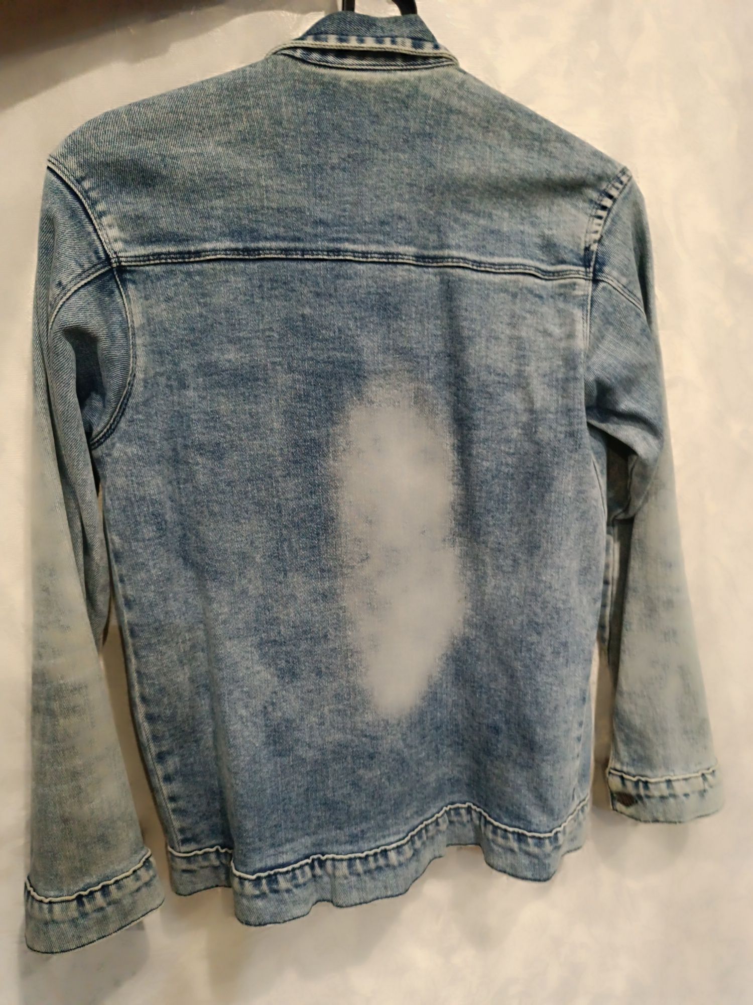 Стильный джинсовый пиджак для мальчика.