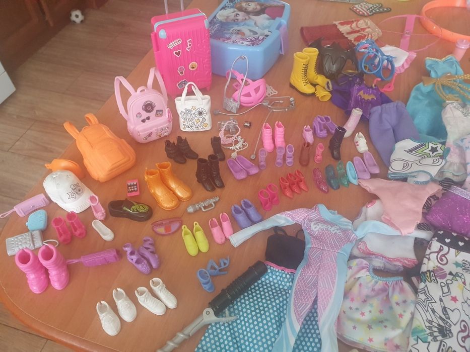 Zestaw lalek barbie plus ubrania i akcesoria