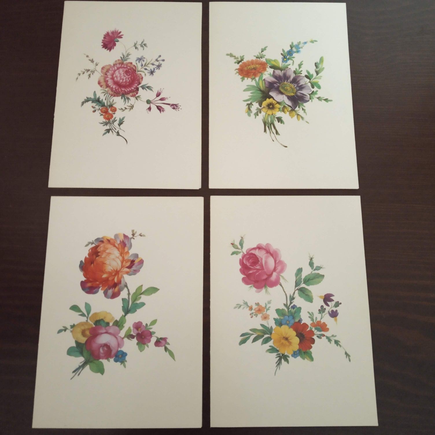 Karnety ze wzorami kwiatowymi malowane na porcelanie.