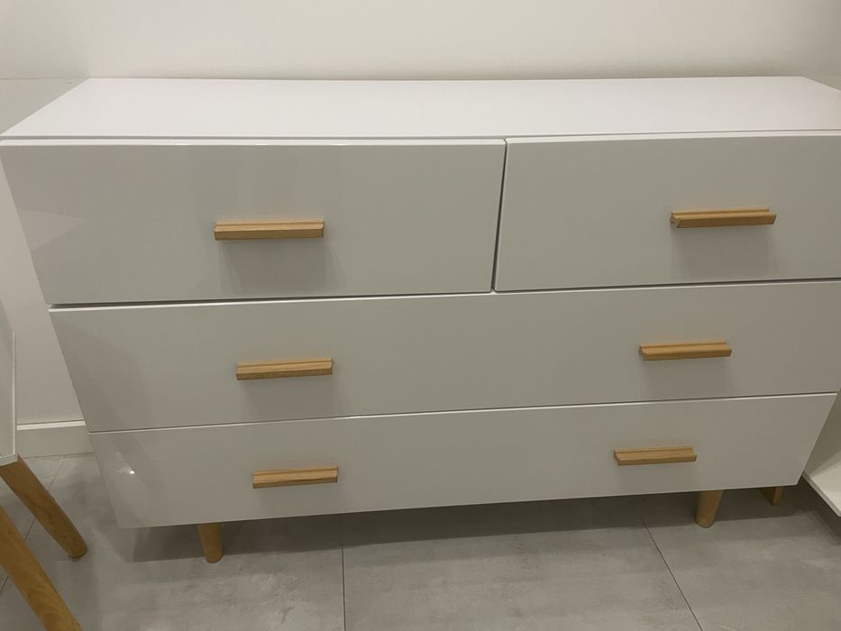 Zestaw bialych mebli