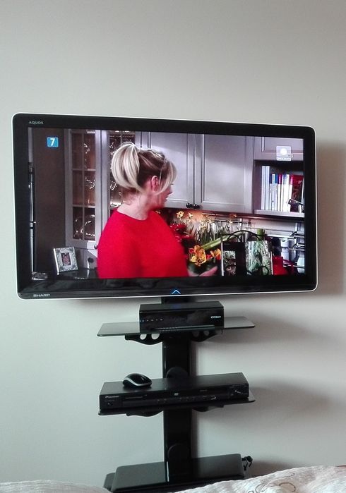 Półka wisząca maskownica RTV potrójna szklana