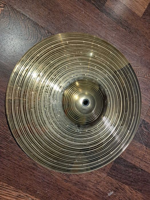 Zestaw elektronicznych blach perkusyjnych.