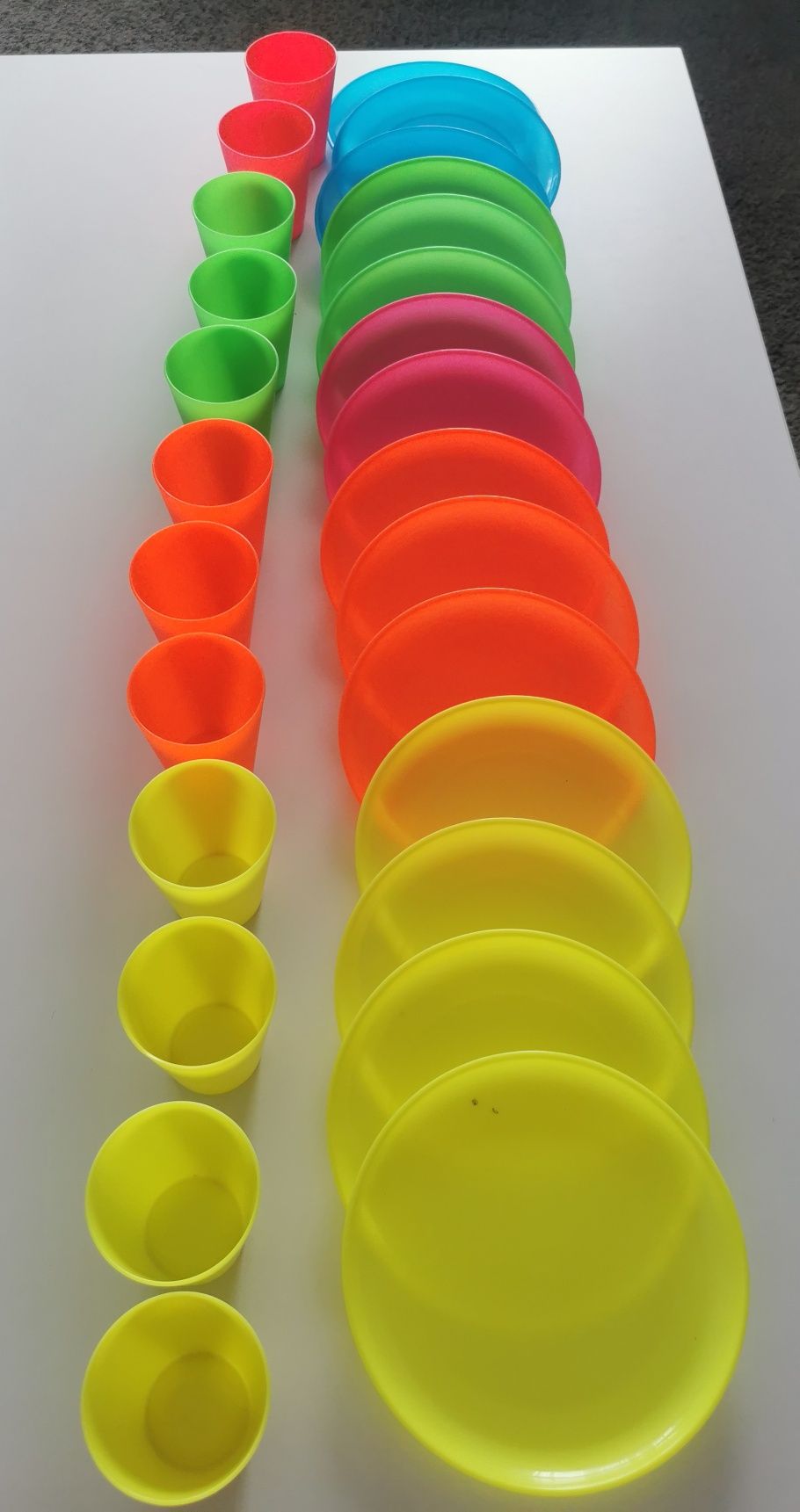 Zestaw 14 talerzyków i 12 kubków plastikowych nietłukące