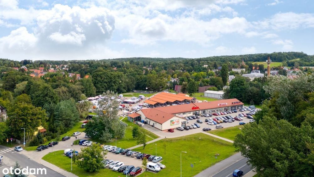 Miejsce pod food truck przy parku handlowym