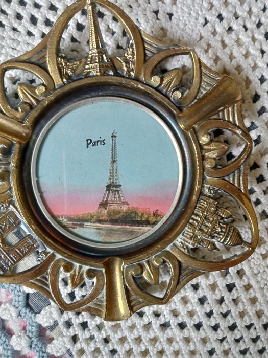 Linda peça em latão com imagem de fundo torre Eiffel mar e sol lindo