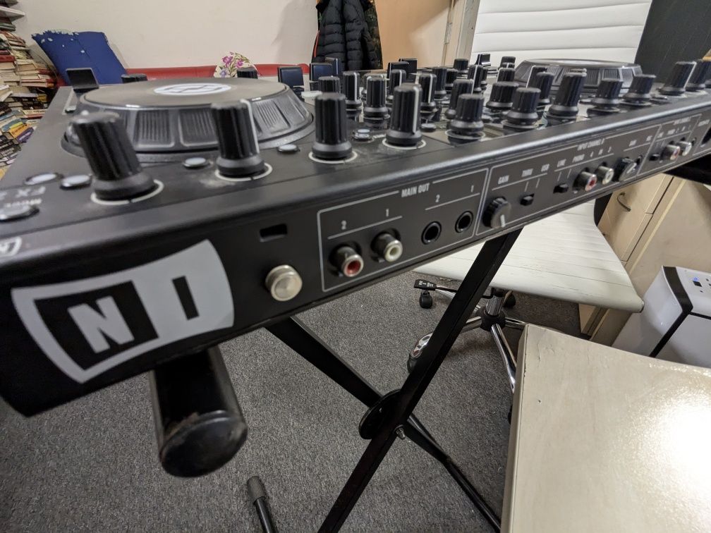 Traktor Kontrol S4, Native Instruments, діджейський пульт, контролер