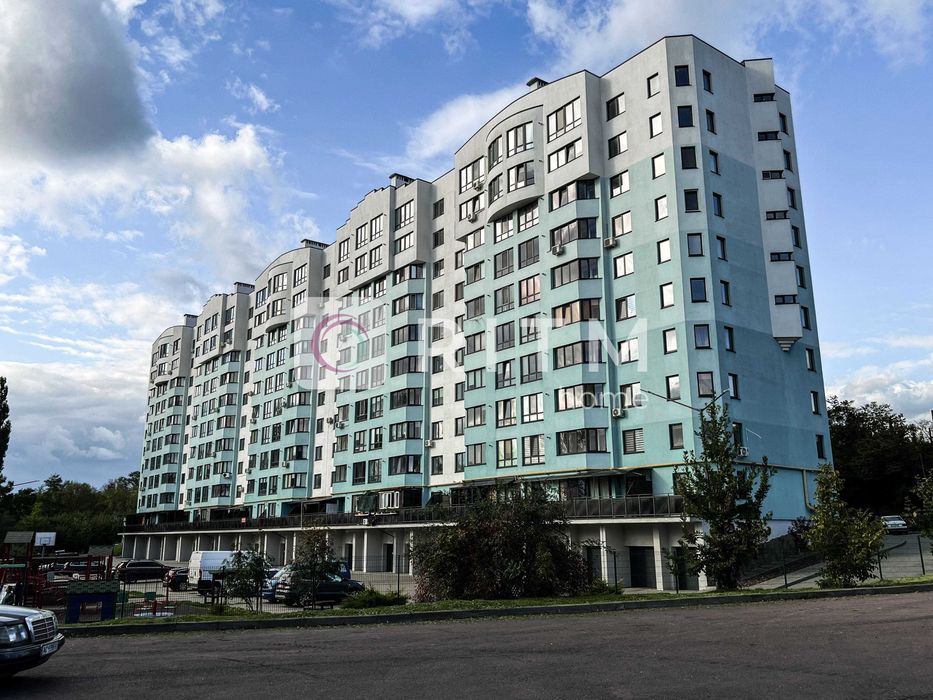 Продається простора квартира в ЖК «Над рікою» на першому поверсі.