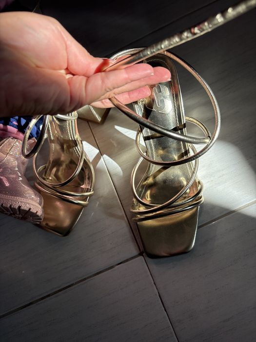 Sandalia Dourada Nova