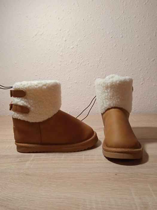 Угі для дівчинки.