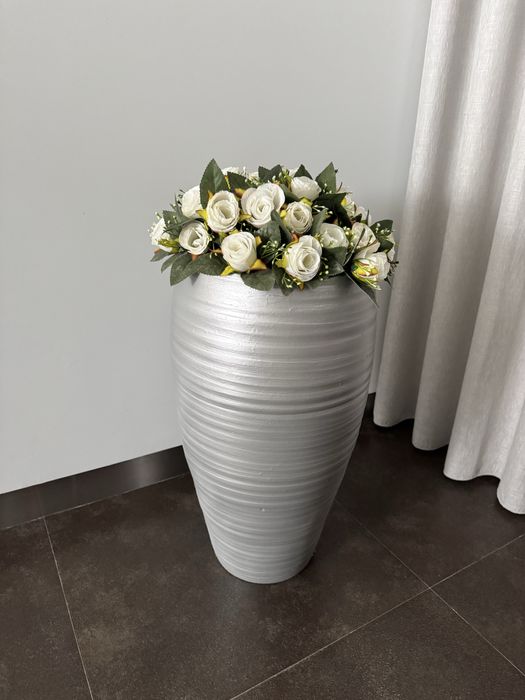 Vaso grande decorativo com flores