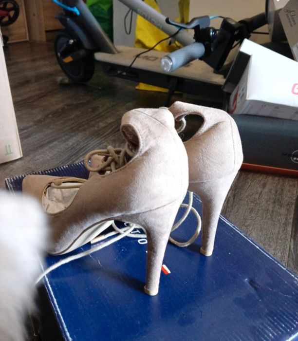 Wysokie szpilki beżowe