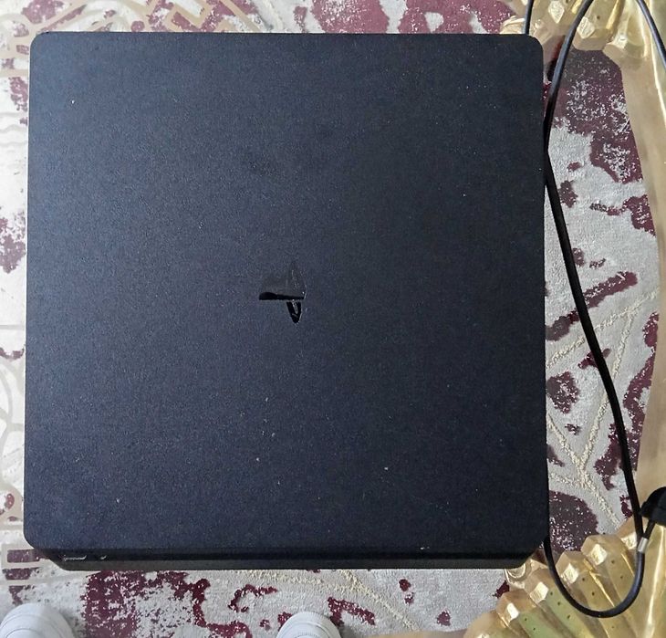 PlayStation 4 3 jogos e cabo