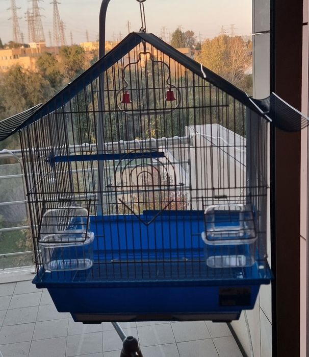 Gaiola para pássaros com suporte