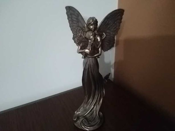 Figurka anioła z dzieckiem