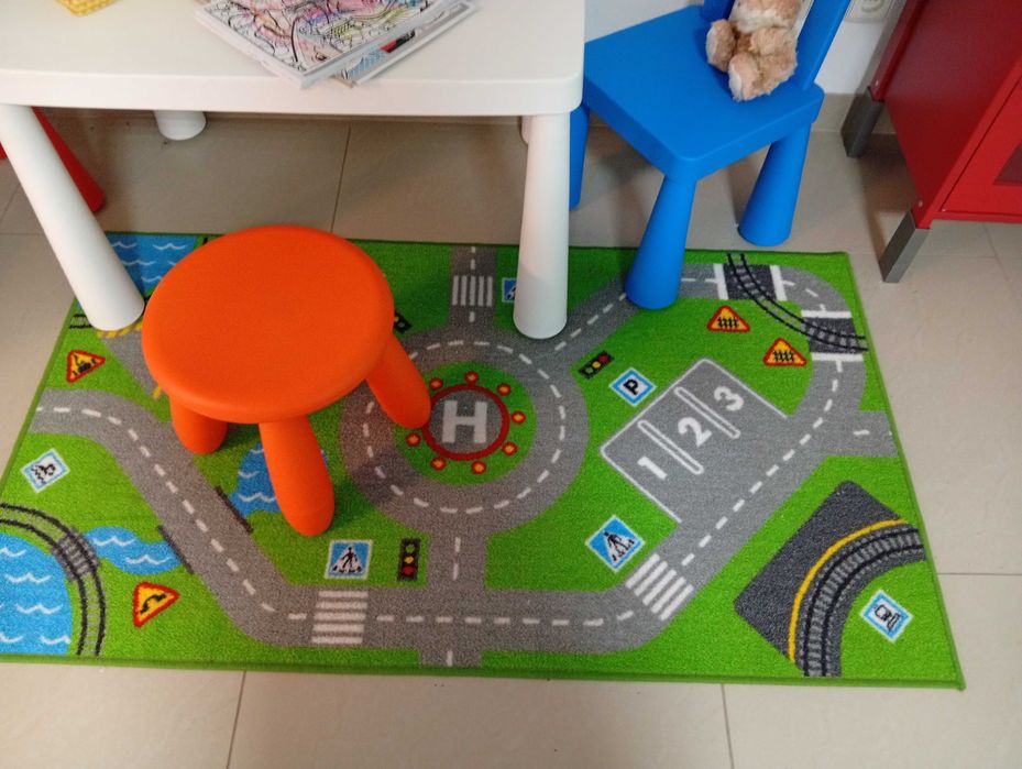 zestaw dla dzieci do zabawy,stolik,dwa krzesełka i taboret ,plastikowe