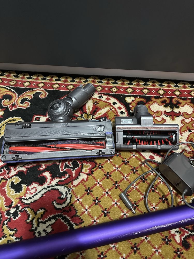 Продаю аккумуляторный пылесос Dyson V6