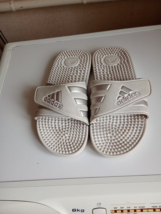 Шльопанці Адідас на дівчинку