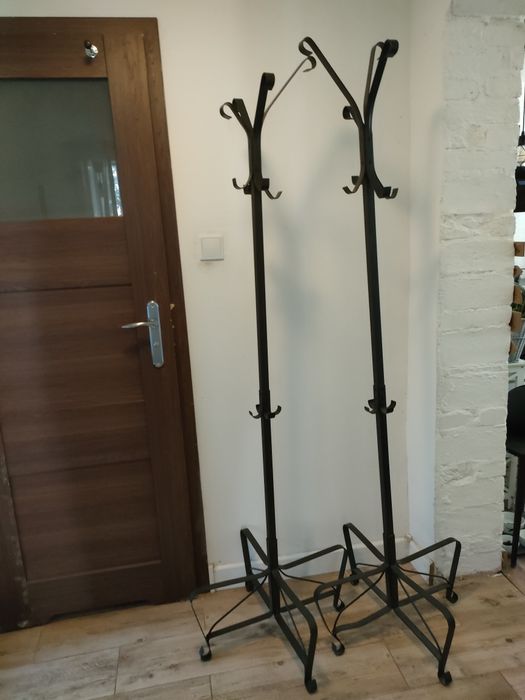 Dwa solidne metalowe wieszaki